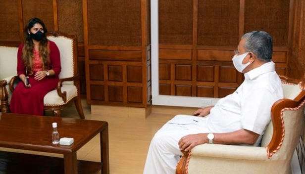 'രാജ്യദ്രോഹക്കേസിൽ അന്വേഷണം നേരിടുന്നവരുമായി മുഖ്യമന്ത്രിക്ക് സംസാരിക്കാൻ എന്താണ് വിഷയം; ഇരിക്കുന്ന കസേരയുടെ മഹത്വമെങ്കിലും കാണിക്കണം'; ആയിഷാ സുൽത്താനയുമായി പിണറായി വിജയന്റെ കൂടിക്കാഴ്ചയെ വിമർശിച്ച് ബിജെപി