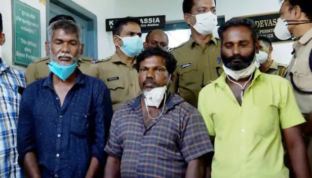 മാരകായുധങ്ങളുമായി രാത്രി വീടുകളിലെത്തി കവർച്ച; തമിഴ്നാട്ടിൽ നിന്നുള്ള കുറുവ മോഷണ സംഘം പാലക്കാട് പൊലീസ് പിടിയിൽ; സ്വർണ്ണാഭരണങ്ങൾ കണ്ടെടുത്തു