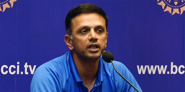 ദ്രാവിഡ് ഇന്ത്യൻ കോച്ചാകുന്നുവെന്ന റിപ്പോർട്ടിന് പിന്നാലെ പരിശീലകനെ തേടി ബിസിസിഐ; അപേക്ഷ ക്ഷണിച്ചിരിക്കുന്നത് ഇന്ത്യൻ കോച്ച് ഉൾപ്പടെ വിവിധ തസ്തികകളിലേക്ക്; ദ്രാവിഡിനെ ഉറപ്പിച്ചെങ്കിൽ അപേക്ഷ എന്തിനെന്ന് ആരാധകരും