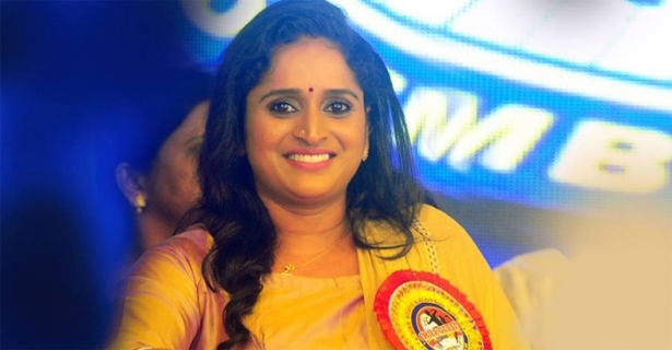 പയ്യെ തിന്നാൽ പനയും തിന്നാം; സുരഭി ലക്ഷ്മിക്ക് ഇത് പഴഞ്ചൊൽ അല്ല, അനുഭവമാണ്; നാടൻ രുചികളെ പ്രണയിക്കുന്ന സുരഭി 'പന' കഴിച്ച കഥ