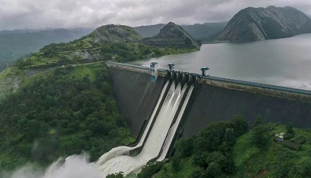 വൃഷ്ടി പ്രദേശത്ത് കനത്ത മഴ തുടരുന്നു; ജലനിരപ്പ് 2398.32 അടിയായി; ഇടുക്കി ഡാമിൽ ഓറഞ്ച് അലേർട്ട് പ്രഖ്യാപിച്ചു; അണക്കെട്ട് തുറന്നേക്കും; ന്യൂനമർദ്ദം ശക്തമായതോടെ കേരളത്തിൽ നാളെയും മറ്റന്നാളും അതിശക്തമായ മഴയ്ക്ക് സാധ്യത