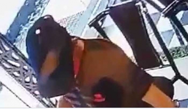 ആഭരണം വാങ്ങാനെന്ന വ്യാജേന യുവാവ് സ്വർണം മോഷ്ടിച്ചു; ദൃശ്യം സിസിടിവിയിൽ; നഷ്ടമായത് അര പവൻ തൂക്കം വരുന്ന ബ്രേസ്ലെറ്റ്