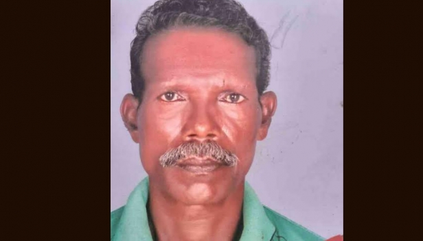 മദ്യപിച്ച് ലക്കുകെട്ട് റോഡരികിൽ വീണു കിടന്നു; കാർ തലയിലൂടെ കയറിയിറങ്ങി മധ്യവയസ്കൻ മരിച്ചു: സംഭവം പന്തളത്ത്