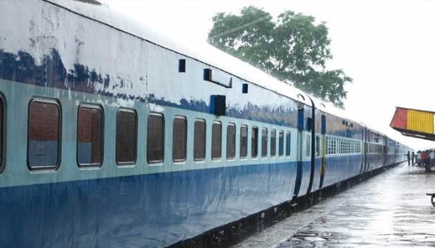 ആര്യങ്കാവിൽ പാളത്തിലേക്ക് മണ്ണിടിഞ്ഞു; യാത്ര ചുരുക്കി പാലരുവി എക്സ്പ്രസും ചെന്നൈ എഗ്മോറും
