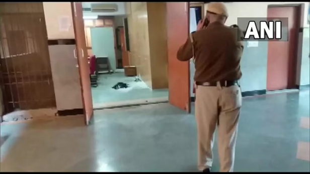 ഡൽഹി കോടതിയിൽ സ്ഫോടനം; പൊലീസ് ഉദ്യോഗസ്ഥന് പരിക്ക്; നടപടികൾ നിർത്തിവെച്ചു