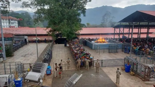 ശബരിമല തീർത്ഥാടകർക്കുള്ള നിയന്ത്രണം നീക്കി; മകരവിളക്കിന് എത്ര പേരെത്തിയാലും കയറ്റിവിടും; പുല്ലുമേട് കാനനപാത വഴിയുള്ള തീർത്ഥാടനത്തിന് ഇത്തവണ നിരോധനം