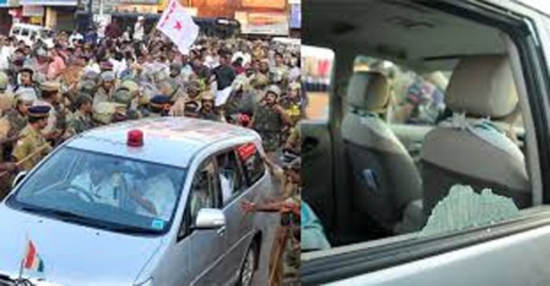 സരിതാ ചാണ്ടിയെ കൊല്ലെടായെന്നു ആക്രോശിച്ച് മുൻ മുഖ്യമന്ത്രി ഉമ്മൻ ചാണ്ടിയെ കല്ലെറിഞ്ഞ് അപായപ്പെടുത്താൻ ശ്രമിച്ച കേസിൽ വിചാരണ തുടങ്ങി; കോടതിയിൽ ഹാജരായവർ മുൻ എംഎൽഎ അടക്കമുള്ളവർ