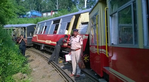 ബ്രിട്ടീഷ് ടൂറിസ്റ്റുകളുമായി സിംലയിലേക്ക് പോയ പ്രത്യേക ട്രെയിൻ അപകടത്തിൽ പെട്ടു; രണ്ടു സ്ത്രീകൾ മരിച്ചു; 12 പേർക്ക് പരുക്ക്