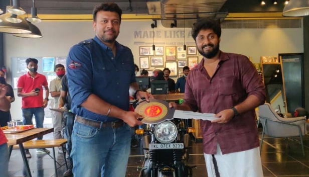 ഇന്റർസെപ്റ്റർ 120 ഗാരിജിലെത്തിച്ച് ധ്യാൻ ശ്രീനിവാസൻ; റോയൽ എൻഫീൽഡിന്റെ ആനിവേഴ്സറി പതിപ്പ് സ്വന്തമാക്കിയത് ബിഎംഡബ്ല്യുവിനും മിനി കൂപ്പറിനും പിന്നാലെ
