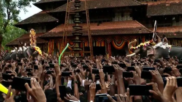 തിരുവമ്പാടി പാറമേക്കാവ് ഭഗവതിമാർ ഉപചാരം ചൊല്ലിപ്പിരിഞ്ഞു; തൃശ്ശൂർ പൂരം ഇനി അടുത്ത വർഷം ഏപ്രിൽ 30 ന്; മഴ മൂലം മാറ്റിവച്ച വെടിക്കെട്ട് വൈകിട്ട് 7ന്