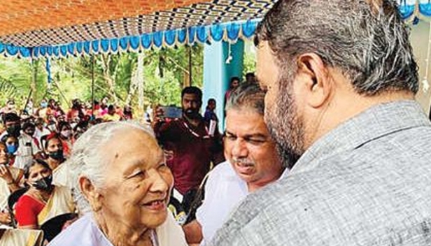 38 വർഷം മുൻപ് അദ്ധ്യാപനത്തിനോട് വിടപറഞ്ഞു; 92-ാം വയസ്സിൽ മറിയാമ്മ ടീച്ചർ അതേ സ്കൂളിൽ വീണ്ടുമെത്തി