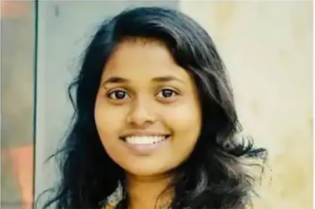 റോഡ് മുറിച്ച് കടക്കവേ വാഹനമിടിച്ച് വിദ്യാർത്ഥിനിക്ക് ദാരുണാന്ത്യം; അപകടം യൂണിവേഴ്സിറ്റി കലോത്സവം കഴിഞ്ഞ് മടങ്ങുന്നതിനിടെ