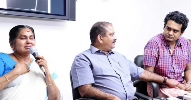 'ഇങ്ങനെ സംസാരിക്കാൻ പറ്റുമെന്നു കരുതിയതല്ല'; വാഹനാപകടത്തിൽ പരിക്കേറ്റ സിദ്ധാർഥ് ഭരതൻ മാദ്ധ്യമങ്ങൾക്കു മുന്നിൽ; എല്ലാവരോടും നന്ദിയെന്നു കെപിഎസി ലളിത; സിദ്ധാർഥ് നാളെ ആശുപത്രി വിടും