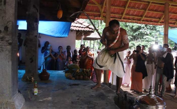 ആചാര പെരുമയിൽ കൊട്ടിയൂർ വൈശാഖ മഹോത്സവം; മുതിരേരി വാൾവരവും നെയ്യാട്ടവും ഭക്തിനിർഭരമായി