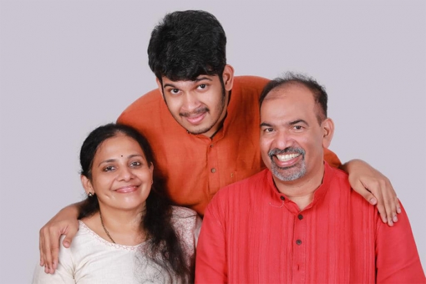സിദ്ധാർത്ഥ് പത്താം ക്ലാസ്സ് പാസ്സാകുമെന്ന് പോലും ഒരുകാലത്ത് കരുതിയിരുന്നില്ല; പക്ഷെ ബിരുദധാരിയായി; ഒന്നാം ക്ലാസിൽ അഡ്മിഷൻ കിട്ടാതിരുന്ന കുട്ടിയിൽ നിന്നും ഇതിലേക്കുള്ള ദൂരം ഏറെ വലുതാണ്; മകന്റെ അതിജീവനയാത്രയെ കുറിച്ച് മുരളി തുമ്മാരുകുടി