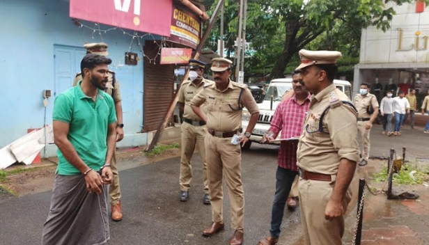 യുവാക്കൾ സഞ്ചരിച്ച സ്കൂട്ടറിൽ കാറിടിച്ചതിനെ ചൊല്ലിയുണ്ടായ തർക്കം കലാശിച്ചത് കത്തിക്കുത്തിൽ; വാക്കുതർക്കം പരിഹരിക്കാനെത്തിയ ഓട്ടോറിക്ഷ ഡ്രൈവറെ വെട്ടിയ പ്രതി അറസ്റ്റിൽ