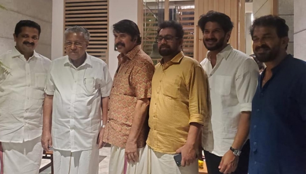 തൃക്കാക്കര തിരഞ്ഞെടുപ്പ് ചൂടിനിടെ മമ്മൂട്ടിയുടെ വീട് സന്ദർശിച്ച് മുഖ്യമന്ത്രി; ആതിഥേയത്വത്തിന് നന്ദിപറഞ്ഞ് ചിത്രങ്ങൾ പങ്കുവെച്ച് ബ്രിട്ടാസ്