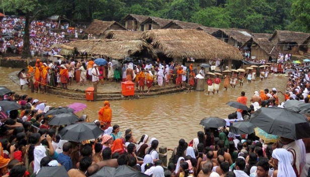 ഇന്ന് വാളാട്ടവും തേങ്ങയേറും: കൊട്ടിയൂർ വൈശാഖോത്സവത്തിന് തൃക്കലശ്ശാട്ടോടെ വെള്ളിയാഴ്ച സമാപനം