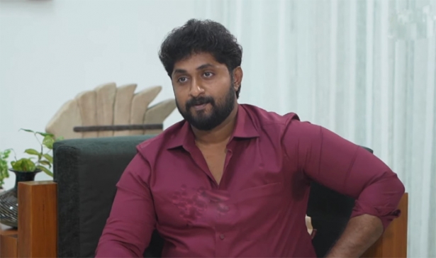 ഇങ്ങനെ പോയാൽ ഞാൻ കുടുംബക്കാരെ മൊത്തം നാറ്റിക്കുമെന്നവർക്ക് പേടിയുണ്ട്; കൂടുംബഗ്രൂപ്പിലൊക്കെ വൻ ചർച്ചയായി; ഇനി അഭിമുഖം കൊടുക്കരുതെന്ന് പറഞ്ഞതായി ധ്യാൻ ശ്രീനിവാസൻ; പുതിയ സിനിമകളൊന്നും ഉടനെ റിലീസാകാൻ ഇല്ലാത്തതിനാൽ പെട്ടെന്നൊരു ഇന്റർവ്യൂ ഉണ്ടാകില്ലെന്നും ധ്യാൻ