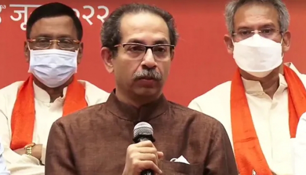 അധികാര കസേര കൈവിടുമെന്ന അപകടത്തിന് പുറമേ കോവിഡും; പ്രതിസന്ധിയിൽ വലഞ്ഞ് ഉദ്ധവ് താക്കറെ; ശക്തിപരീക്ഷണത്തിന് വൈകിട്ട് മുഖ്യമന്ത്രിയുടെ വസതിയിൽ എംഎൽഎമാരുടെ യോഗം; എത്താത്തവരുടെ പാർട്ടി അംഗത്വം റദ്ദാക്കുമെന്ന് ശിവസേന; മന്ത്രിസഭ പിരിച്ചുവിടുന്ന കാര്യത്തിലും തീരുമാനം വൈകിട്ട്; അണിയറയിൽ കരുക്കൾ നീക്കി ബിജെപിയും