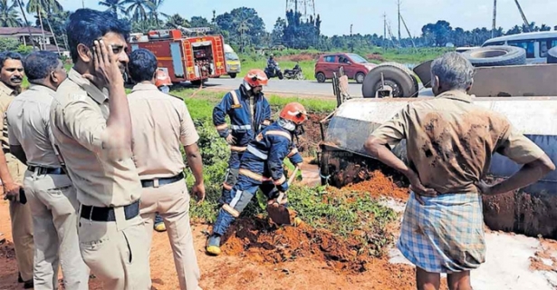 മറ്റൊരു ലോറി ഓവർടേക്ക് ചെയ്തപ്പോൾ നിയന്ത്രണം വിട്ടു; ആസിഡുമായി വന്ന ടാങ്കർ ലോറി മറിഞ്ഞ് ഡ്രൈവർക്ക് പരിക്ക്; റോഡിൽതൊട്ട ഭാഗം പൂർണമായും മണ്ണിട്ടുമൂടി അഗ്‌നിരക്ഷാസേന; സ്ഥിരം അപകടമേഖലയായി ദേശീയ പാതയിലെ നീലേശ്വരം കരുവാച്ചേരി വളവ്