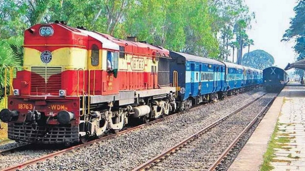 ജനറൽ കോച്ചിന് നേരെ വന്ന പടക്കം ട്രെയിനിന്റെ വാതിലിന് അരികിലിരുന്ന യാത്രക്കാരന്റെ കാലിൽ തട്ടി പുറത്തേക്ക് തെറിച്ചുവീണ് പൊട്ടി; മംഗലാപുരം- തിരുവനന്തപുരം മാവേലി എക്സ്പ്രസിന് പടക്കമെറിഞ്ഞത് രണ്ട് കുട്ടികൾ