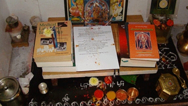 പൂജ വെയ്പ്പിന് അവധി നിഷേധിച്ച് സർക്കാർ; നടപടി പിൻവലിക്കണമെന്ന് ഹിന്ദു ഐക്യവേദി;ഹിന്ദുത്വ വിരുദ്ധ നിലപാടെന്ന് ആക്ഷേപം