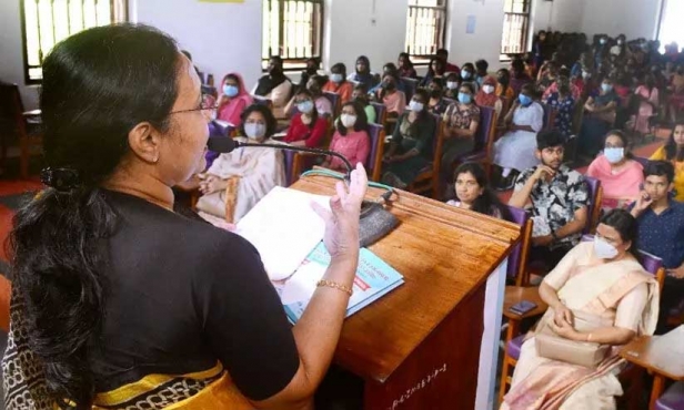 എല്ലാ വാക്സിനേഷൻ കേന്ദ്രങ്ങളേയും മാതൃകാ ആന്റി റാബീസ് ക്ലിനിക്കുകളാക്കും: മന്ത്രി വീണ ജോർജ്ജ്