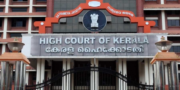 'വടക്കഞ്ചേരി ബസ് അപകടം ഹൃദയഭേദകം; ഡ്രൈവർമാരുടെ അശ്രദ്ധ കാണാതിരിക്കാനാവില്ല; റോഡിൽ ഇനി ചോര വീഴരുത്; ലൈൻ ട്രാഫിക്ക് ഉടൻ നടപ്പിലാക്കണം; നിയമം ലംഘിക്കുന്നവരോട് വിട്ടുവീഴ്ച വേണ്ടെന്ന് ഹൈക്കോടതി
