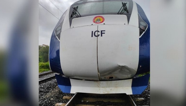 വന്ദേഭാരത് എക്സ്പ്രസ് വീണ്ടും അപകടത്തിൽപ്പെട്ടു; റെയിൽവെ ട്രാക്കിൽനിന്ന പശുവിനെ ഇടിച്ചു