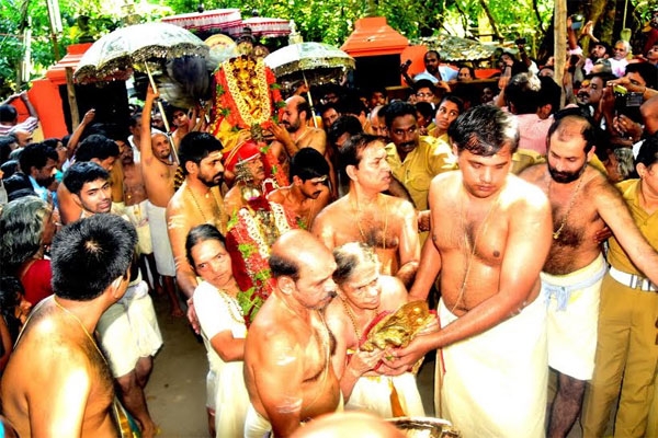 മണ്ണാറശാല ആയില്യം തൊഴുത് നിർവൃതിയടഞ്ഞ് ഭക്തലക്ഷങ്ങൾ