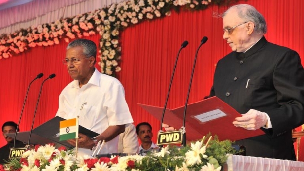 ആയിരങ്ങളെ സാക്ഷിയാക്കി പിണറായി വിജയൻ മന്ത്രിസഭ അധികാരമേറ്റു; രണ്ടാമനായി സത്യപ്രതിജ്ഞ ചെയ്തതു സിപിഐയുടെ ഇ ചന്ദ്രശേഖരൻ; മാത്യു ടി തോമസും കടന്നപ്പള്ളിയും ജലീലും പ്രതിജ്ഞ ചൊല്ലിയതു ദൈവനാമത്തിൽ; ഏറ്റവുമൊടുവിൽ സത്യപ്രതിജ്ഞ ചെയ്തതു തോമസ് ഐസക്; ചടങ്ങിനെ അവിസ്മരണീയമാക്കി അണികളുടെ ആവേശ്വോജ്വല മുദ്രാവാക്യങ്ങൾ