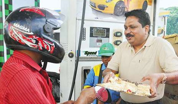 തമിഴ്നാട് മോഡലിൽ സ്വയം സാറായി തച്ചങ്കരിയുടെ ലഡുവിതരണം; നിരവധി ജീവനക്കാർ ലഡു വാങ്ങാൻ വിസമ്മതിച്ചു; സ്കൂട്ടറിൽ പെട്രോൾ പമ്പ് ചുറ്റിയും ലഡു വിതരണം ചെയ്തു; മന്ത്രിക്കും കടുത്ത അതൃപ്തി; ഷൈൻ ചെയ്യാൻ തച്ചങ്കരി സ്വീകരിച്ച ലഡു വിതരണം പാരയായേക്കും