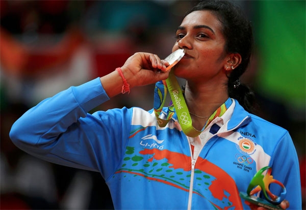 സ്വർണ്ണത്തിളക്കമുള്ള വെള്ളി ആഘോഷമാക്കി ഇന്ത്യ; കാത്തിരിക്കുന്നത് രാജ്യം മുഴുവനുള്ള ആദരവും കോടികളുടെ സമ്മാനങ്ങളും; 21-ാം വയസ്സിലെ വെള്ളിത്തിളക്കം അടുത്ത ഒളിമ്പിക്സിന് പ്രചോദനമാകും; ബച്ചനും സച്ചിനും മുതൽ സ്റ്റൈൽ മന്നൻ വരെ ആഹ്ലാദ നിറവിൽ