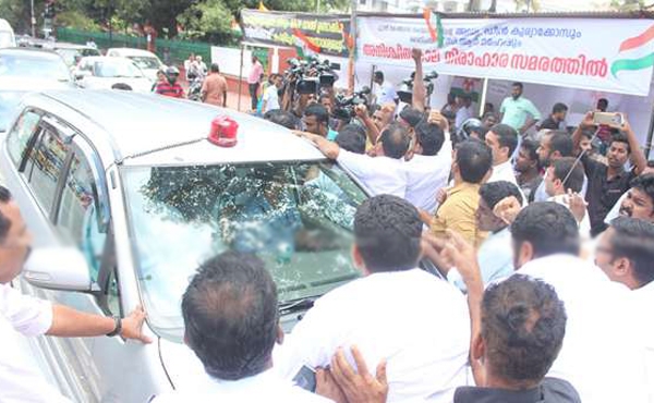 സെക്രട്ടറിയേറ്റിന് മുമ്പിൽ മുഖ്യമന്ത്രിക്ക് യൂത്ത് കോൺഗ്രസുകാരുടെ കരിങ്കൊടി; മന്ത്രി രാജുവിനെ തടഞ്ഞുവച്ചു; സെക്രട്ടേറിയറ്റ് സമരത്തിനിടെ സംഘർഷം; പൊലീസ് ലാത്തിവീശി; എംഎൽഎമാരുടെ നേതൃത്വത്തിൽ പൂജപ്പുര പൊലീസ് സ്റ്റേഷനിൽ കുത്തിയിരുപ്പ് സമരം