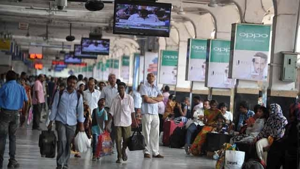 റെയിൽവേ സ്റ്റേഷനുകളിൽ ഫ്രീ വൈഫൈ കൊടുത്ത കേന്ദ്ര സർക്കാർ കുടുങ്ങി; സ്റ്റേഷനുകളിലേക്ക് യുവാക്കൾ ഓടിക്കൂടുന്നത് നീലച്ചിത്രങ്ങൾ ബ്രൗസ് ചെയ്യാൻ; സ്ത്രീയാത്രക്കാർക്ക് മര്യാദയ്ക്ക് നടക്കാൻ ആവാത്ത അവസ്ഥ; വില്ലന്മാർ കൂടുതൽ പട്നയിലും ജയ്പ്പുരിലും