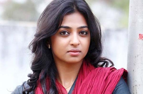 ഒപ്പം കിടക്കാൻ നിർബന്ധിച്ച് ഒരു പ്രമുഖ തെന്നിന്ത്യൻ നടൻ തന്നെ പിന്തുടരുന്നു; ആരോടൊപ്പം കിടക്കണമെന്ന് തീരുമാനിക്കേണ്ടത് ഞാനാണ്; മിക്ക നടിമാരും അവസരം പോകുമെന്ന് ഭയന്ന് സൂപ്പർസ്റ്റാറുകളുടെ ഇംഗിതത്തിന് വഴങ്ങുന്നു: വെള്ളിത്തിരയിലെ പുഴുക്കുത്തുകളെകുറിച്ച് തുറന്നു പറഞ്ഞ് നടി രാധിക ആപ്തെ