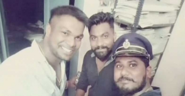'ഇതാണെടാ സെൽഫി; ഇതാവണമെടാ സെൽഫി!' പൊലീസ് സ്റ്റേഷനിൽ പൊലീസുകാരന്റെ തൊപ്പി വച്ചു പ്രതികളുടെ സെൽഫി: പെറ്റിക്കേസിൽ അകത്തായ യുവാക്കളുടെ ചിത്രം ശക്തികുളങ്ങര സ്റ്റേഷനിൽ നിന്ന്