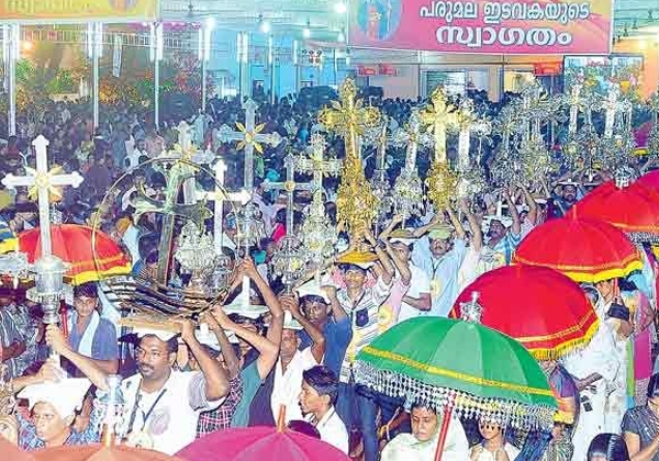 കനത്തമഴയിലും വിശ്വാസികൾ പരുമലയെ ഭക്തി സാന്ദ്രമാക്കി; വിശ്വാസസാഗരമായി പദയാത്രാ സംഘങ്ങൾ ഒഴുകിയെത്തി; പെരുന്നാൾ ഇന്ന് സമാപിക്കും