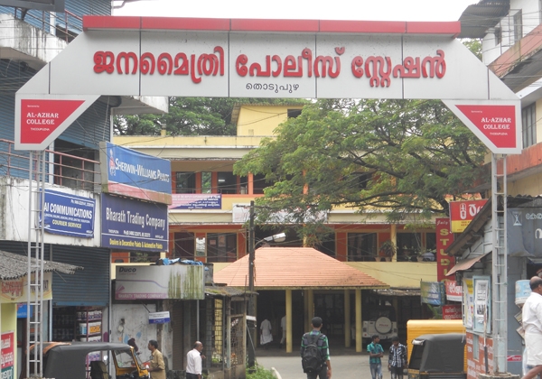 എല്ലാ എസ്ഐമാരേയും സിഐമാരാക്കി പൊലീസ് സ്റ്റേഷൻ ചുമതല ഏൽപിക്കും; ക്രമസമാധാനത്തിനും കുറ്റാന്വേഷണത്തിനുമായി ഓരോ സ്റ്റേഷനിലും രണ്ട് എസ്ഐമാർ; സിഐ ഓഫീസുകൾ ഇല്ലാതാക്കി ഡിവൈഎസ്പിമാർക്കു നേരിട്ടു മേൽനോട്ടം; പൊലീസ് ഘടന അഴിച്ചു പണിയാൻ പിണറായി