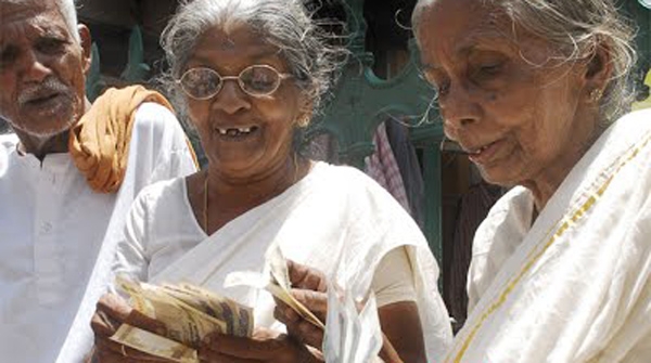 ഓണക്കാലത്ത് ഒരു കുഴപ്പവുമില്ലാതെ ക്ഷേമപെൻഷനുകൾ വീട്ടിലെത്തിച്ച സർക്കാരിന് ഇക്കുറി അതിന് കഴിഞ്ഞില്ല; ആവശ്യത്തിന് കറൻസി കിട്ടാതിരുന്നതോടെ പ്രായമായവർക്ക് വീട്ടിൽ കിട്ടിയിരുന്ന പെൻഷൻ മുടങ്ങി; ട്രഷറിയിൽ നിന്ന് പണം കിട്ടാതായതോടെ കയ്യിലിരുന്ന പണം പെൻഷനായി നൽകി സഹകരണ ബാങ്കുകൾ