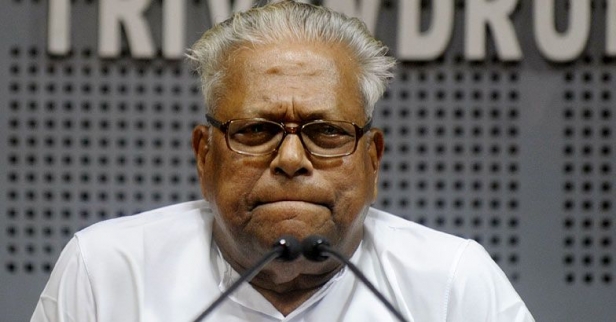 പിണറായി കൈയൊഴിയുന്ന ജേക്കബ് തോമസിനു പിന്തുണയുമായി വി എസ്; ചീഫ് സെക്രട്ടറിയുടെ ശിപാർശ പകപോക്കൽ; ഉദ്യോഗസ്ഥർ സർക്കാർ ഫയലുകൾ ഉപയോഗിച്ചു കുടിപ്പക തീർക്കുന്നു; വിജിലൻസിന്റെ പ്രവർത്തനം സ്തംഭിക്കുന്നത് കോടതിയിലെ കേസുകളിലും തിരിച്ചടിയാകുമെന്ന് മുഖ്യമന്ത്രിയെ ഓർമിപ്പിച്ച് വിഎസിന്റെ കുറിപ്പ്