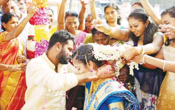 മൂന്ന് കൊല്ലം മുമ്പ് അപകടത്തിൽ മരിച്ച ബിനോയിയുടെ കൈകൾ ഇന്നലെ റാന്നിയിലെ ശ്രീജയ്ക്ക് മിന്നു ചാർത്തി; നിറഞ്ഞ മനസോടെ രണ്ട് കൈകളും നഷ്ടപ്പെട്ട തൊമ്മൻകുത്തുകാരൻ മനു; ഒരു അപൂർവ്വ ജീവിത വിജയത്തിന്റെ കഥ