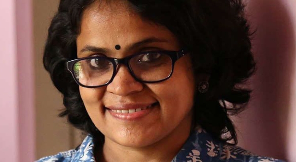 ശുചീകരണത്തൊഴിലാളികളുടെ ദുരന്ത ജീവിതം തുറന്നുകാട്ടി വിധു വിൻസെന്റ്; സംസ്ഥാനത്ത് സംവിധാനത്തിന് വനിത പുരസ്കാരം നേടുന്നത് ഇതാദ്യം; രാജ്യാന്തര പുരസ്കാരത്തിനു പിന്നാലെ സംസ്ഥാന സർക്കാരിന്റെ അവാർഡും ലഭിച്ചതോടെ രാഷ്ട്രീയവും സാമൂഹികവുമായ കൂടുതൽ ഉത്തരവാദിത്വങ്ങൾ ഏറ്റെടുക്കാനൊരുങ്ങി വിധു വിൻസെന്റ്