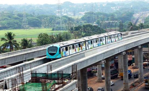 കൊച്ചിയുടെ സ്വപ്നപദ്ധതിയായ മെട്രോ റെയിലിന്റെ ഉദ്ഘാടനം അടുത്തമാസം; ആദ്യഘട്ടത്തിൽ ട്രെയിൻ ഓടുക ആലുവ മുതൽ പാലാരിവട്ടംവരെ; നഗരത്തിലെ ഗതാഗതത പ്രശ്നങ്ങൾക്ക് ഇനിയെങ്കിലും ശമനമുണ്ടാകുമെന്ന പ്രതീക്ഷയിൽ കൊച്ചി നിവാസികൾ
