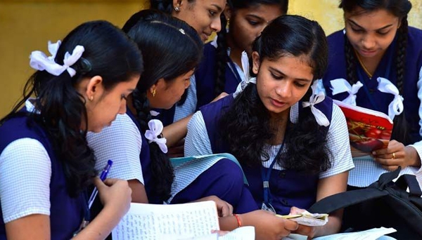 പ്ലസ് വൺ ജ്യോഗ്രഫി പരീക്ഷാ വിവാദത്തിൽ പ്രശ്നത്തെ നിസാരവത്കരിച്ച് ഹയർ സെക്കൻഡറി ഡയറക്ടറുടെ റിപ്പോർട്ട്; ചോദ്യങ്ങൾ ആവർത്തിച്ചത് യാദൃശ്ചികം മാത്രം; ഔദ്യോഗിക സൈറ്റിൽനിന്ന് ചോദ്യങ്ങൾ എടുത്തത് ഗുരുതര പിഴവല്ല; ആവർത്തിച്ചത് 17 മാർക്കിന്റെ ചോദ്യങ്ങൾ മാത്രമെന്നും ഡയറക്ടർ