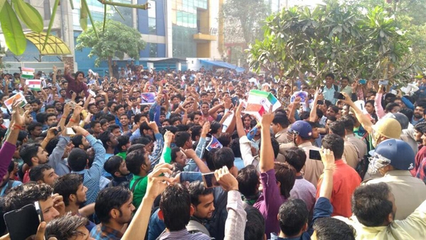 'ഒപ്പോ'യുടെ പ്രോഡക്ഷൻ മാനേജരായ ചൈനാക്കാരൻ ഇന്ത്യൻ ദേശീയ പതാക കീറി ചവറ്റുകൊട്ടയിലിട്ടു; ഇന്ത്യൻ ജീവനക്കാർ അടക്കം പങ്കെടുത്ത പ്രതിഷേധം നിയന്ത്രിക്കാൻ വേണ്ടിവന്നത് 200 പൊലീസുകാർ; നോയിഡ പൊലീസ് കേസെടുത്ത് അന്വേഷണം തുടങ്ങി