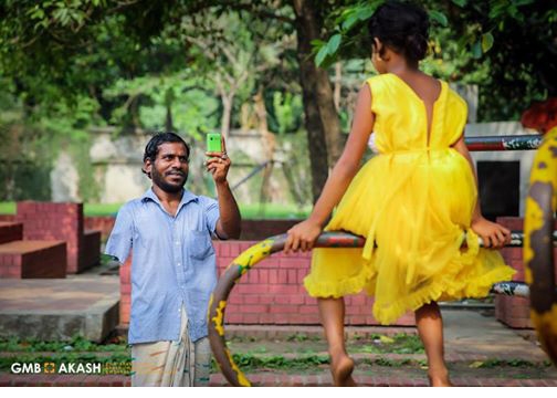 ഇന്നീ അച്ഛൻ രാജാവാണ് ഈ മകൾ രാജകുമാരിയും; രണ്ട് വർഷത്തിനുശേഷം മകൾക്ക് പുത്തനുടുപ്പ് വാങ്ങിക്കൊടുത്ത കൈയില്ലാത്ത ഭിക്ഷാടകനായ അച്ഛന്റെ ചിത്രവും വാക്കുകളും ഫേസ്‌ബുക്കിൽ വൈറൽ; പുത്തനുടുപ്പിട്ട മകളുടെ ഫോട്ടോയെടുക്കാൻ പാർക്കിലെത്തിയത് അയൽവാസിയുടെ മൊബൈലുമായി