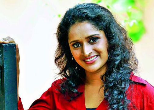 ദേശീയ പുരസ്കാരം നേടിയെങ്കിലും സുരഭിക്ക് ആദ്യ സമ്മാനമായി കിട്ടിയത് ഒരു പായ്ക്കറ്റ് കടലയും വാത്തക്കഷ്ണവും; വീടിന് മുന്നിൽ ചാനലുകാരെ കണ്ട് അനക്ക് വലുത് എന്തോ കിട്ടിയല്ലേ മോളെയെന്ന് നരിക്കുനിക്കാർ; മുക്കാലാ മുക്കാബുലാ.. പാട്ടിനൊപ്പം നൃത്തംവച്ച് നാടോടി സർക്കസിൽ അരങ്ങേറ്റം