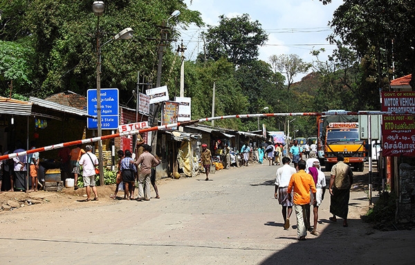 തമിഴ്‌നാട് പൊലീസും റവന്യൂ ഉദ്യോഗസ്ഥരും കേരളത്തിൽ കടന്ന് പാർട്ടി കൊടിമരങ്ങൾ പിഴുതുമാറ്റി; തഹസീർദാറും സംഘവും നടപടി എടുത്തതുകൊടിമരങ്ങൾ തമിഴ്‌നാട്ടിലെന്നു വാദിച്ച്; വഴിവിളക്ക് മുറിച്ചു മാറ്റാനും ശ്രമം; കമ്പംമെട്ടിലെ അതിർത്തിയിൽ വീണ്ടും സംഘർഷം